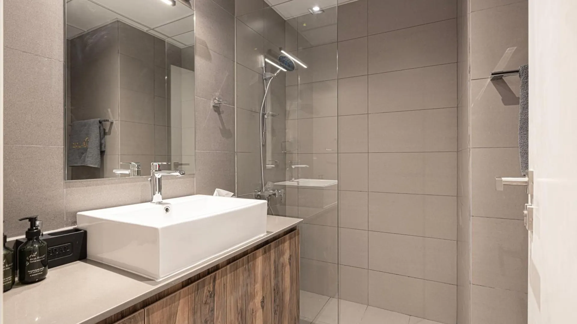 1Br The Black Knight Suite By Blue Cloud Holidays Sharjah 0*,