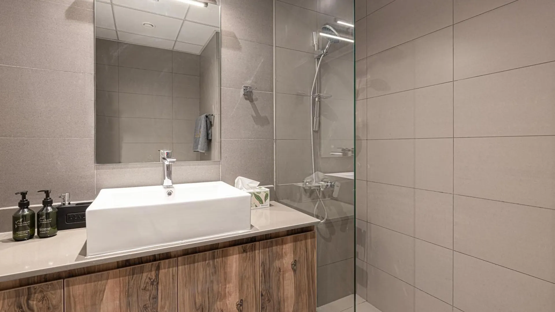 1Br The Black Knight Suite By Blue Cloud Holidays Sharjah