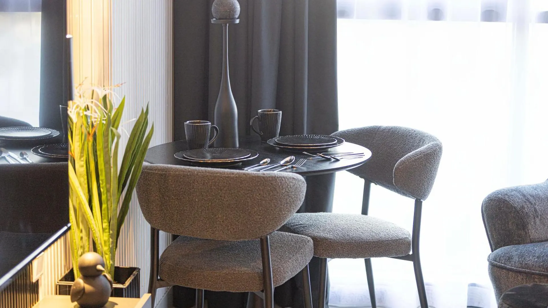 1Br The Black Knight Suite By Blue Cloud Holidays Sharjah